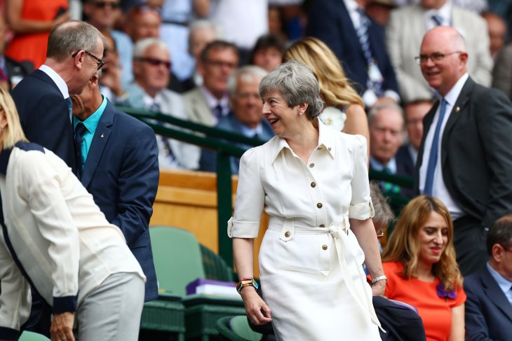 Theresa May berjoget menjelang akhir jabatan