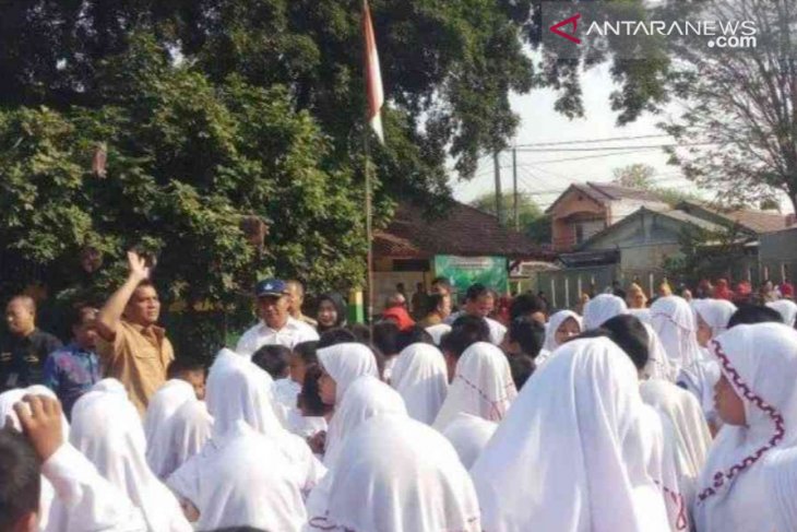 Mendikbud kunjungi beberapa SD di Bekasi pada hari kedua masuk sekolah