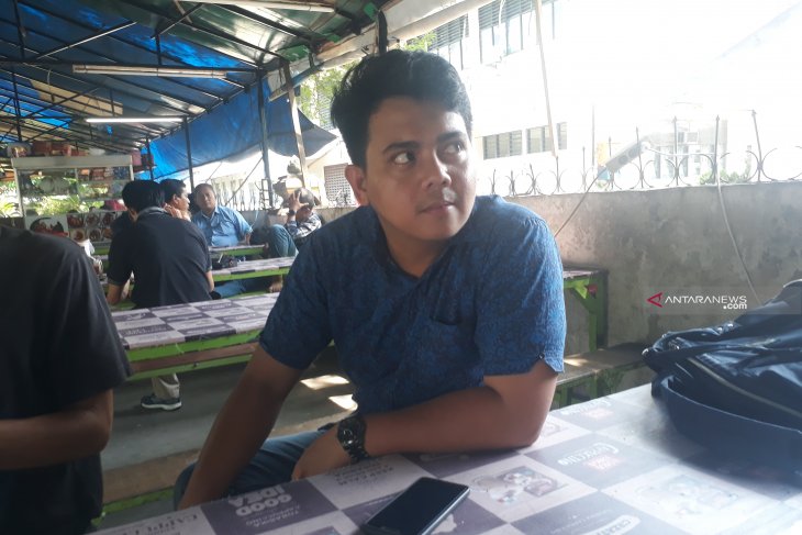Lagi apes, kunci mobil milik driver online ini dicuri orang gila