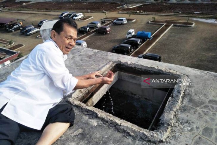 Aksi nekat Bupati Tapsel panjat tower reservoir belasan meter