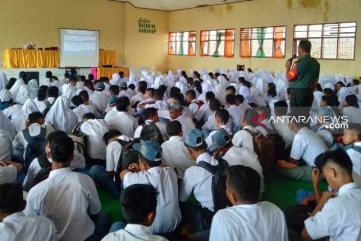 Babinsa Koramil 03/SPR berikan