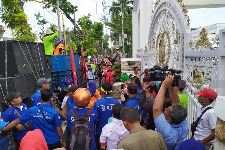 Buruh tuntut Pemprov Sumut terkait hak korban kebakaran pabrik mancis di Langkat