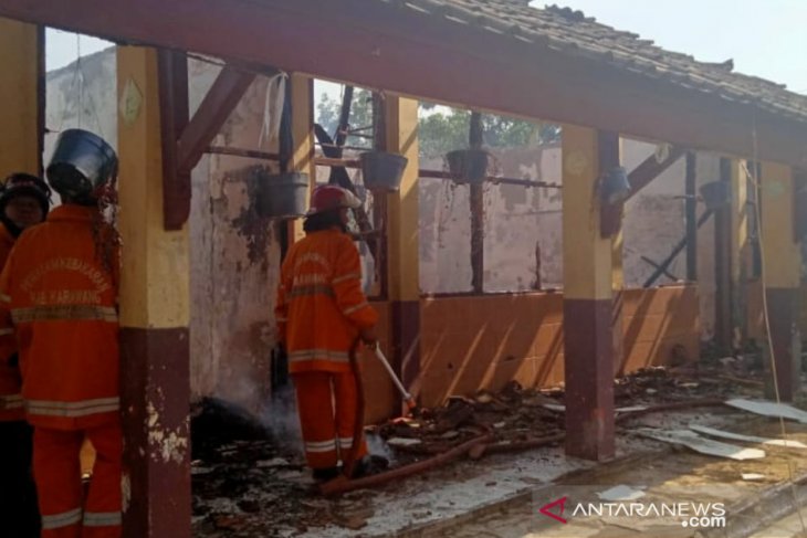 Bangunan SDN Cicinde I Karawang dilalap si jago merah