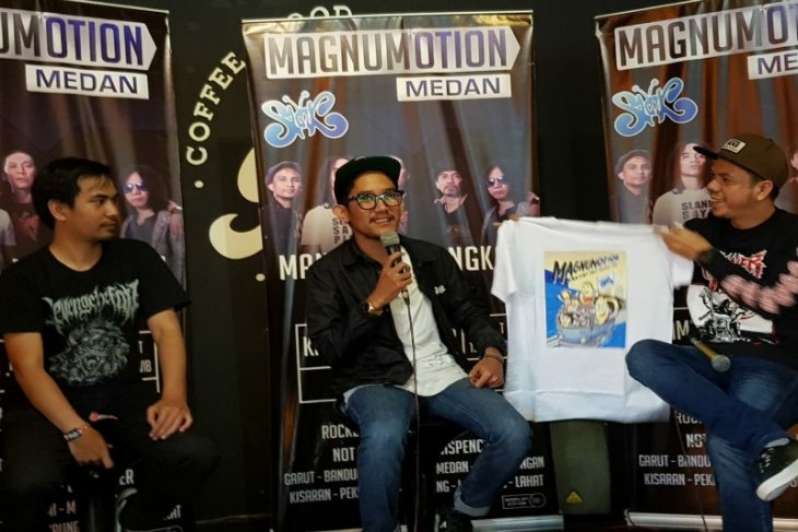 Slank sapa penonton dengan 20 lagu di Medan