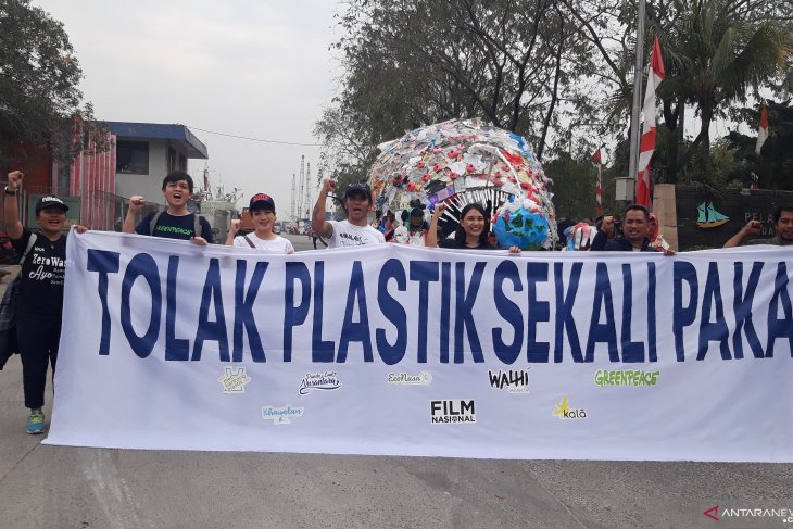 Plastic monster raises Indonesians' awareness of menace of plastic