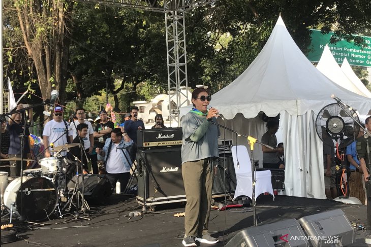 Tidak hanya pencuri ikan, pembuang sampah plastik ke laut juga akan