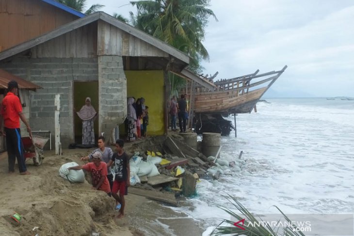 Cegah abrasi pantai meluas, BPBK Abdya pasang karung pasir
