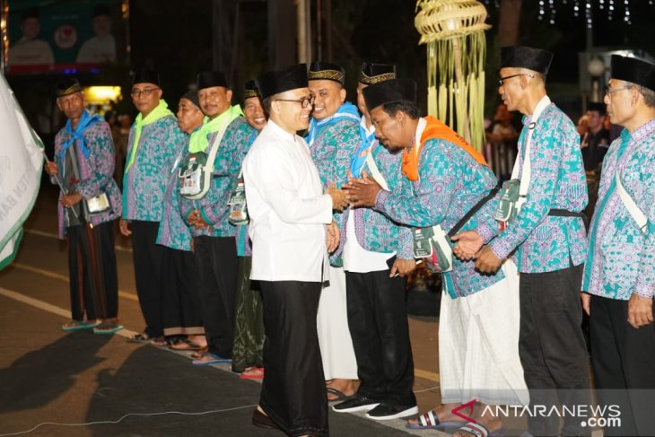 Bupati Anas lepas keberangkatan ratusan calhaj Banyuwangi