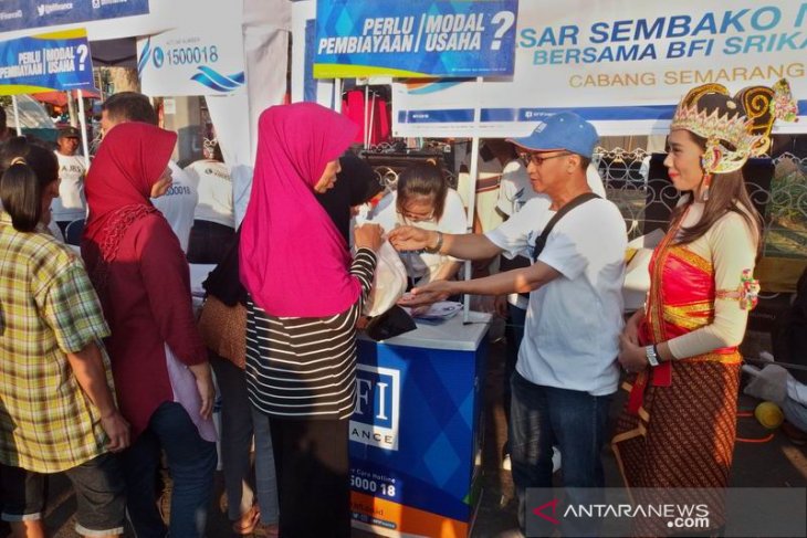 Pasar murah program BFI Srikandi