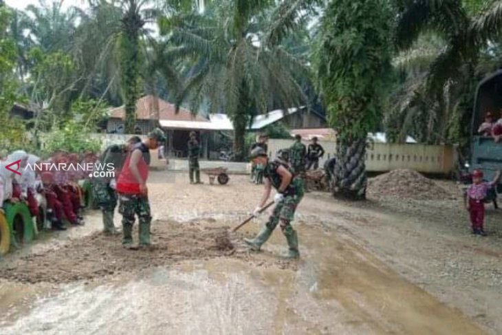 Satgas TMMD peduli lingkungan sekolah