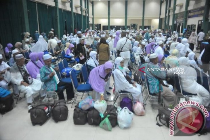 Dua orang jamaah kloter 16 Palembang gagal berangkat