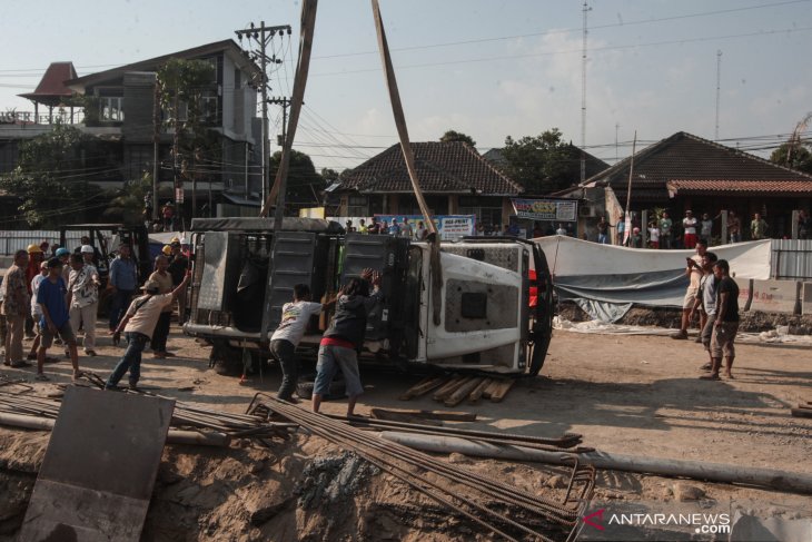 Truk angkut belasan kubik kayu terjungkal di galian proyek underpass