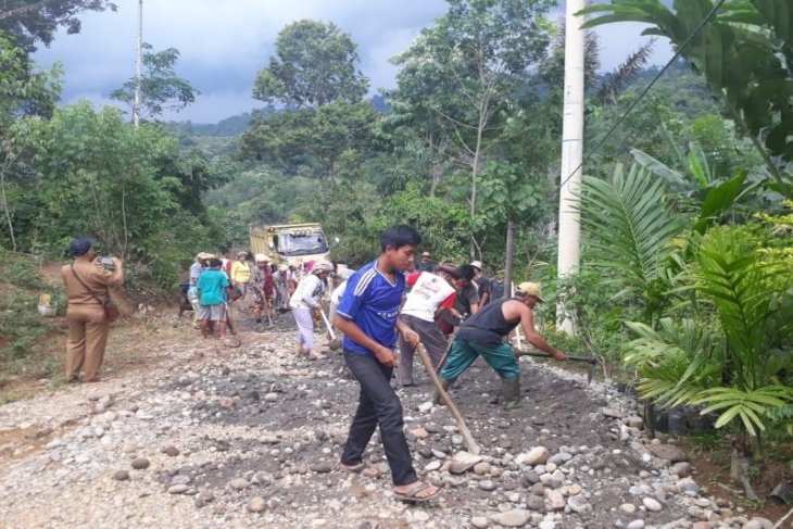 Jalan menuju kawasan wisata air terjun Seringgana Kutambaru dibenahi