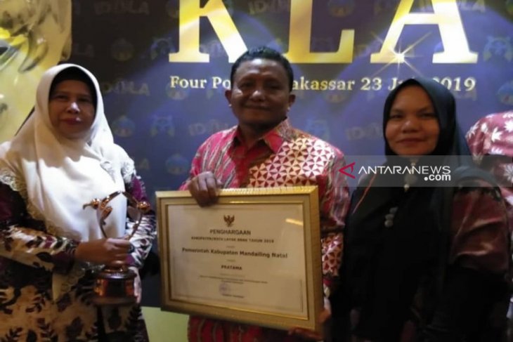 Madina terima penghargaan KLA dari menteri PPPA