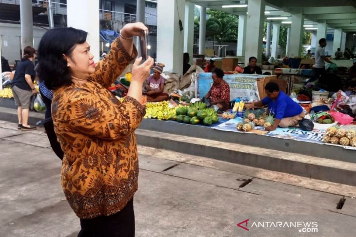 Anggota Komisi Kepolisian Nasional (Kompolnas) Poengky Indarti ketika berada di Pasar Mama-mama Papua di Kota Jayapura, Selasa (23/7) (ANTARA News Papua / Alfian Rumagit)