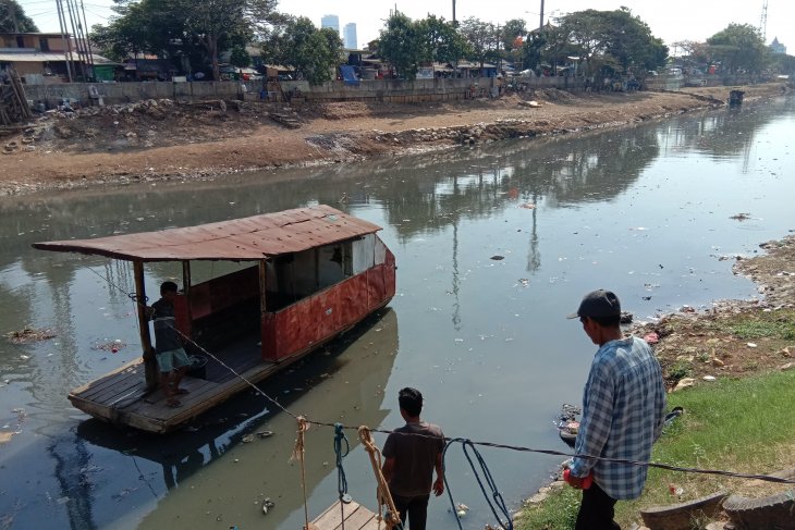 Warga mengeluhkan dampak kekeringan di Sungai Ciliwung