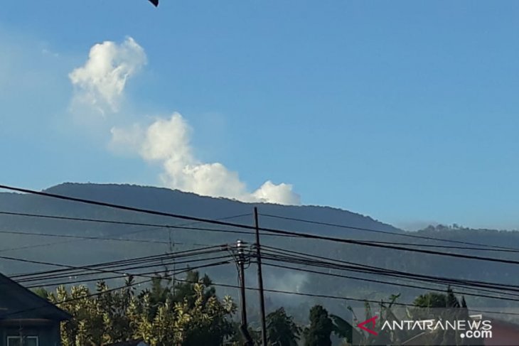 Asap Gunung Tangkuban Parahu terlihat di Gedung Sate