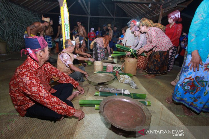 Eksotisme rangkaian adat Dayak Deah