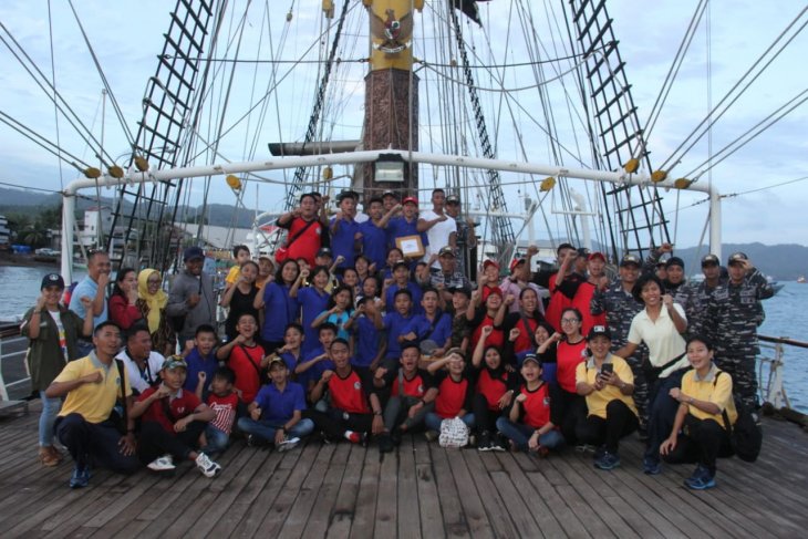 Puluhan remaja berlayar dengan KRI Dewaruci