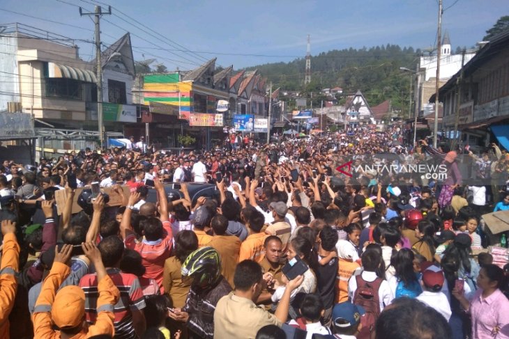 Tinggalkan Salib Kasih menuju Siborongborong, Jokowi dihadang puluhan ribu warga