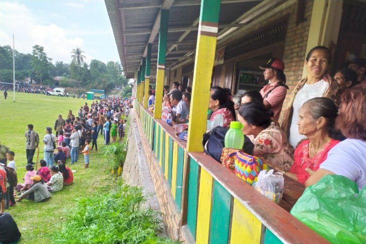 Pertama kali lapangan sepak bola Ambarita Samosir