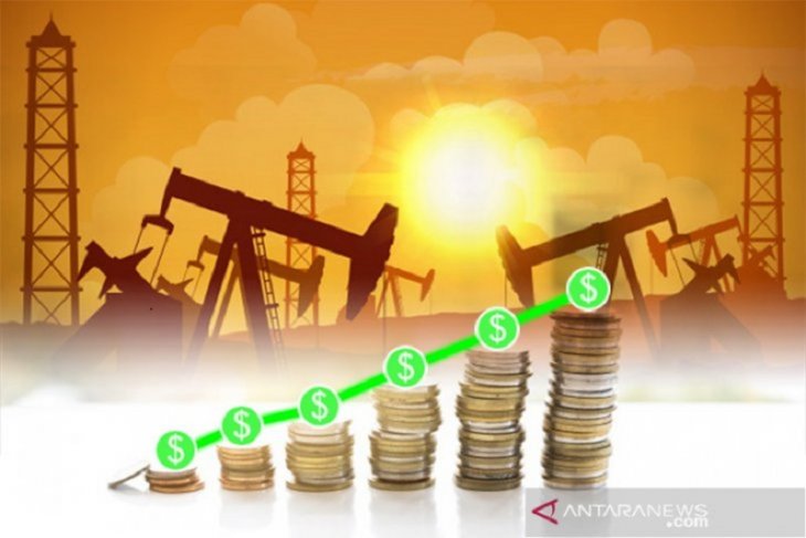 Harga minyak jatuh karena China berlakukan tarif baru barang-barang impor AS
