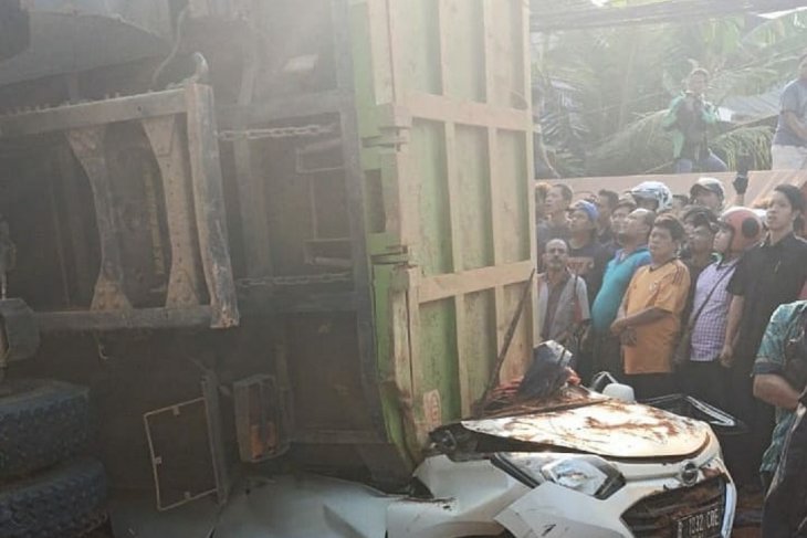 Empat orang tewas dalam mobil tertimpa truk bermuatan tanah