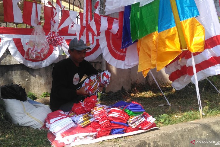 Pedagang bendera asal Garut Jabar jemput peluang jelang HUT Kemerdekaan