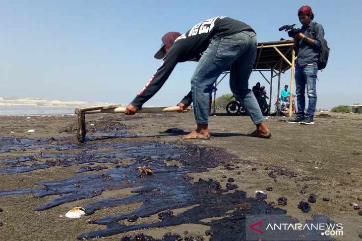 Banyak warga yang bersihkan limbah minyak mentah terserang penyakit
