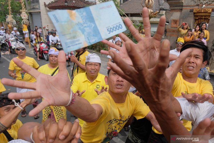 Hari Raya Kuningan, ratusan warga Banjar Bongan Gede-Tabanan ikuti Tradisi Mesuryak (video)