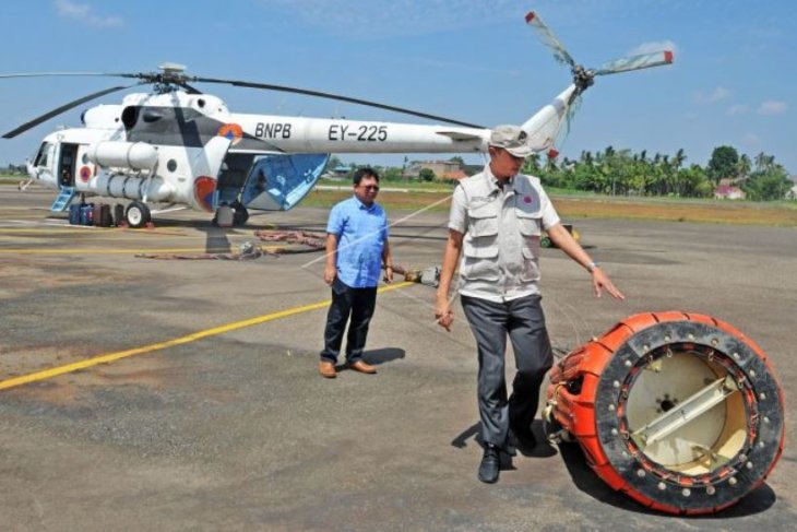 Helikopter pemadam karhutla dilengkapi kantong air 4.000 liter