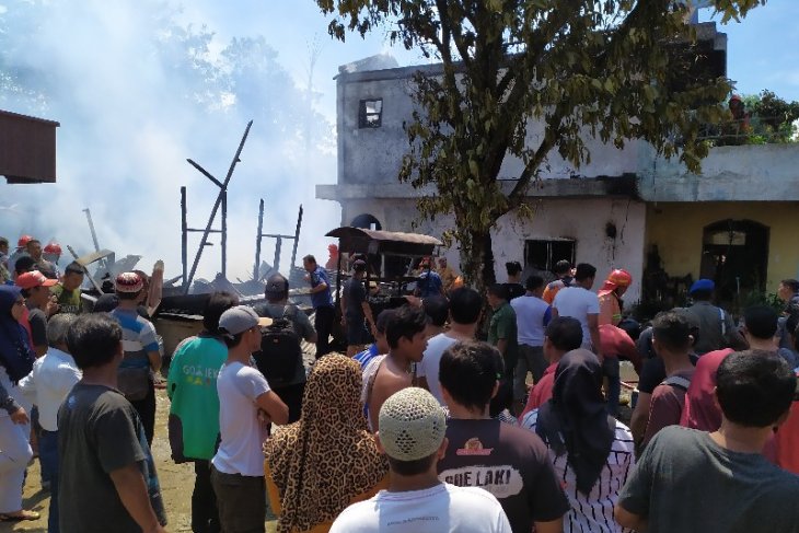 Empat rumah di Pematangsiantar terbakar, lima warga alami luka bakar