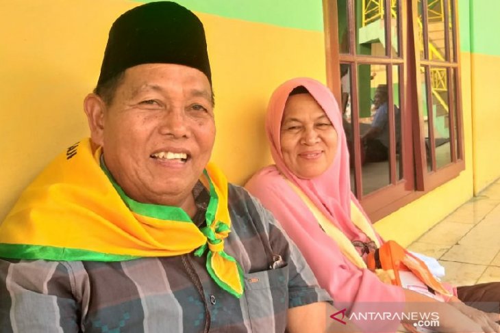 Bersabar delapan tahun, pensiunan guru ini akhirnya berangkat haji