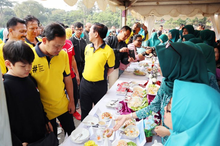 Cegah stunting, ribuan warga makan telur dan ayam