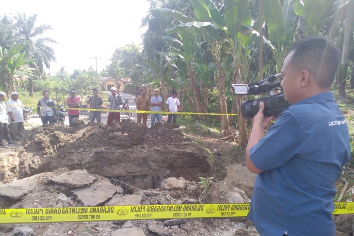 Jalan penghubung 3 desa diputus untuk evakuasi 4 anak tertimbun
