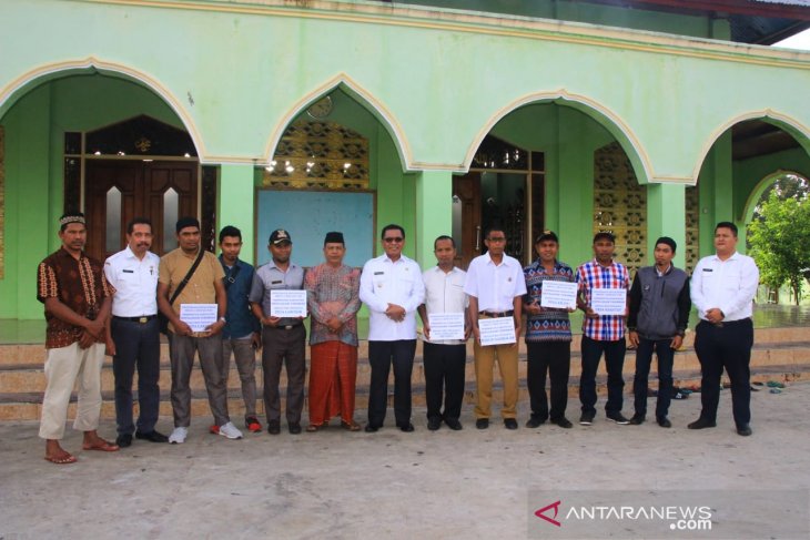 Pemkab Kepulauan Tanimbar serahkan tujuh ekor sapi kurban