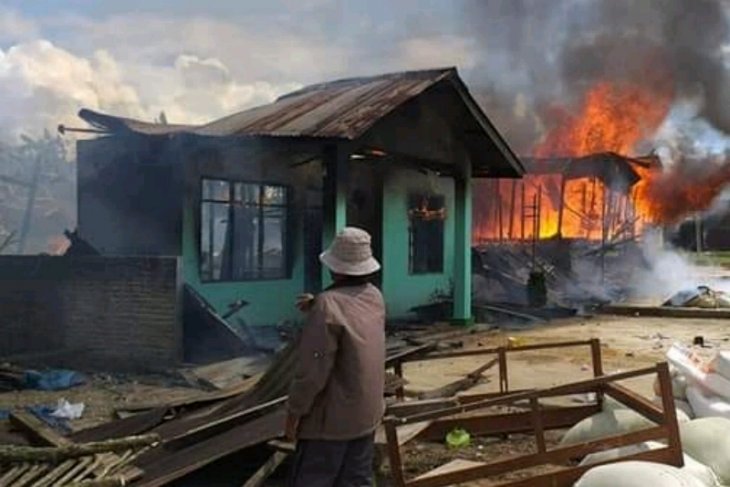 Akibat arus pendek, tiga rumah dilalap api di Pangaribuan Taput