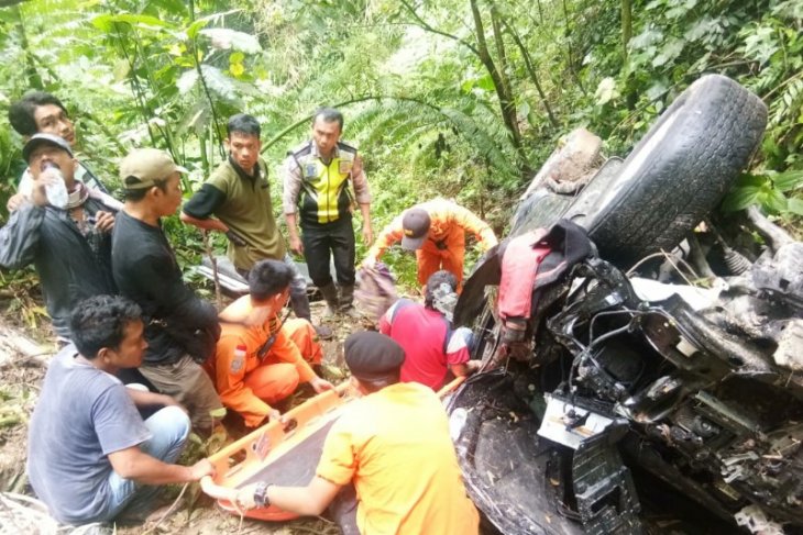 Tim evakuasi mobil dan penumpang masuk jurang di Simalungun