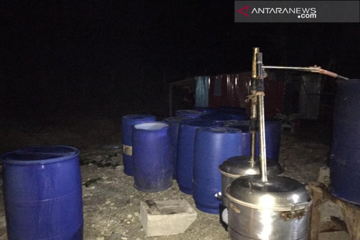 Rumah produksi Miras cap tikur digerebek polisi