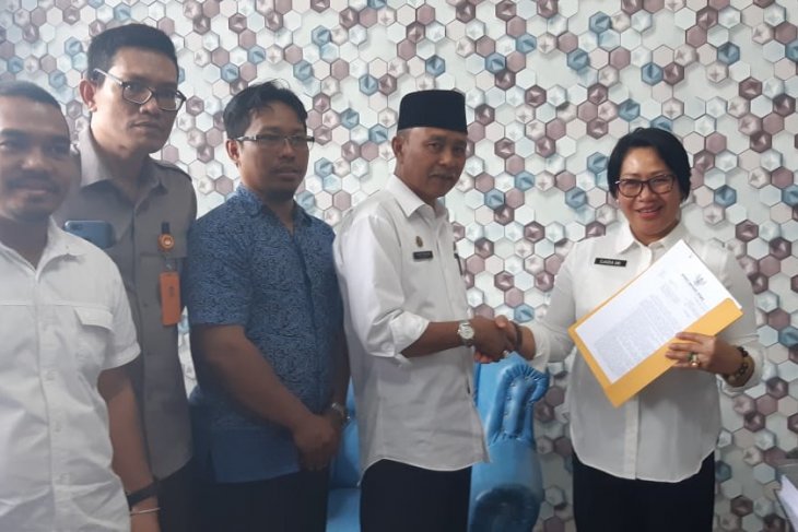 Pemkab Kayong Utara serahkan dokumen Caleg terpilih