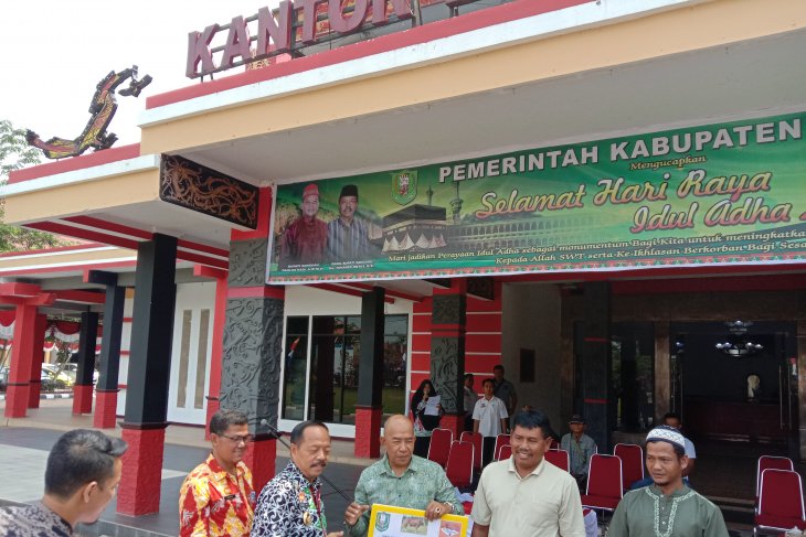 Pemkab Sanggau sumbang enam sapi untuk kurban