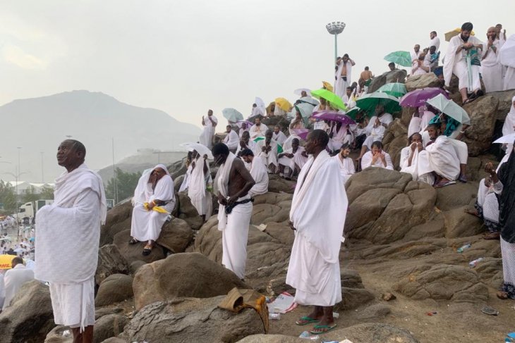 Padang Arafah diguyur hujan, jemaah berteriak