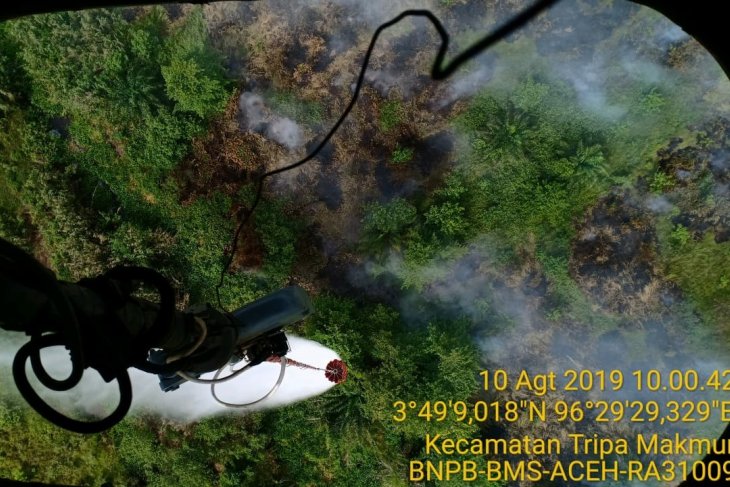 Heli mulai lakukan pemadaman lewat udara di pesisir barat-selatan Aceh