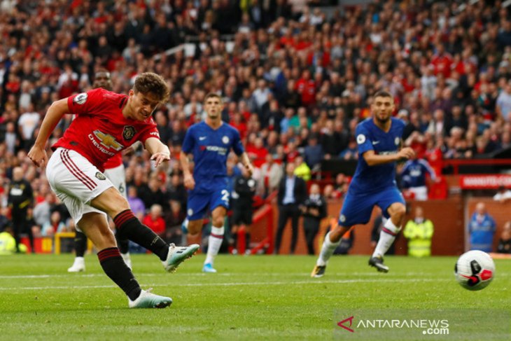Neville sesumbar MU bakal juara sebelum Liverpool
