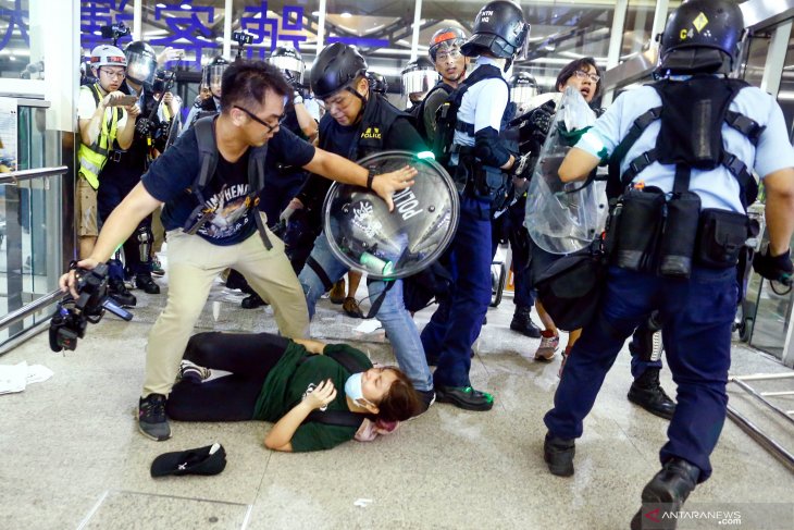 Bandara Hong Kong hentikan layanan 'check-in' buntut demo anti pemerintah