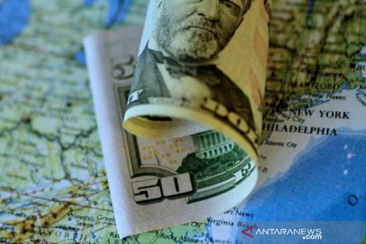 Dolar AS melemah tertekan beberapa data ekonomi negatif