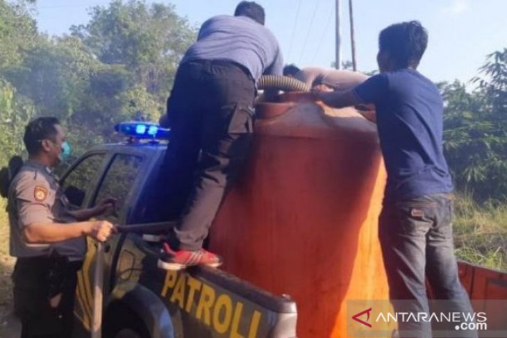 Polsek Toboali modifikasi mobil patroli jadi pemadam kebakaran