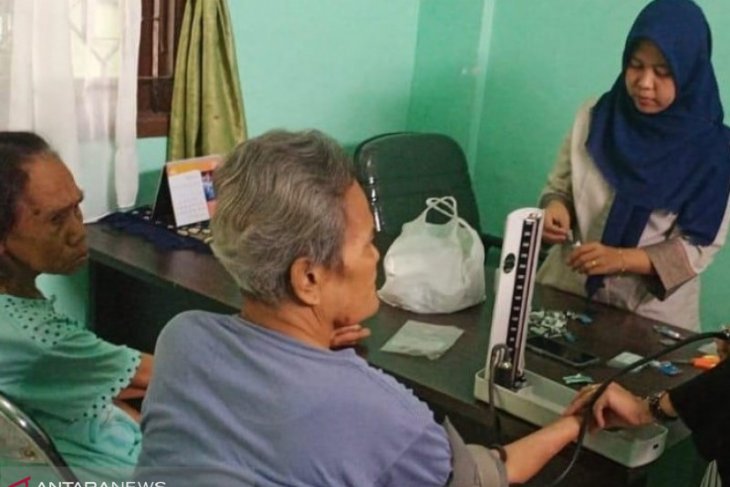 Lansia di Rumah Perlindungan Sosial di Kota Tangerang, rutin diperiksa kesehatannya