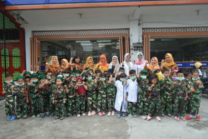 Anak prajurit Yonif Tombak Sakti dikenalkan dunia dokter dan apotek