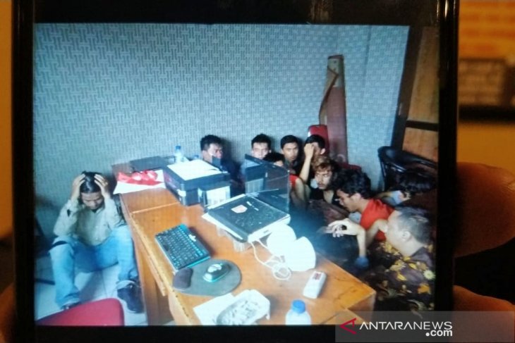 15 mahasiswa diamankan usai aksi berujung polisi terbakar